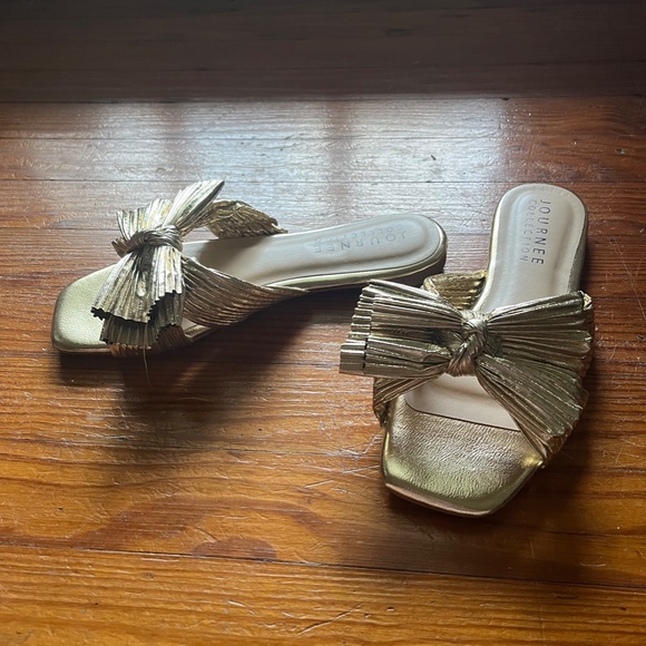 NWOT Journee Collection gold pleated knot sandals, size 6.5 - Picture 3 of 5